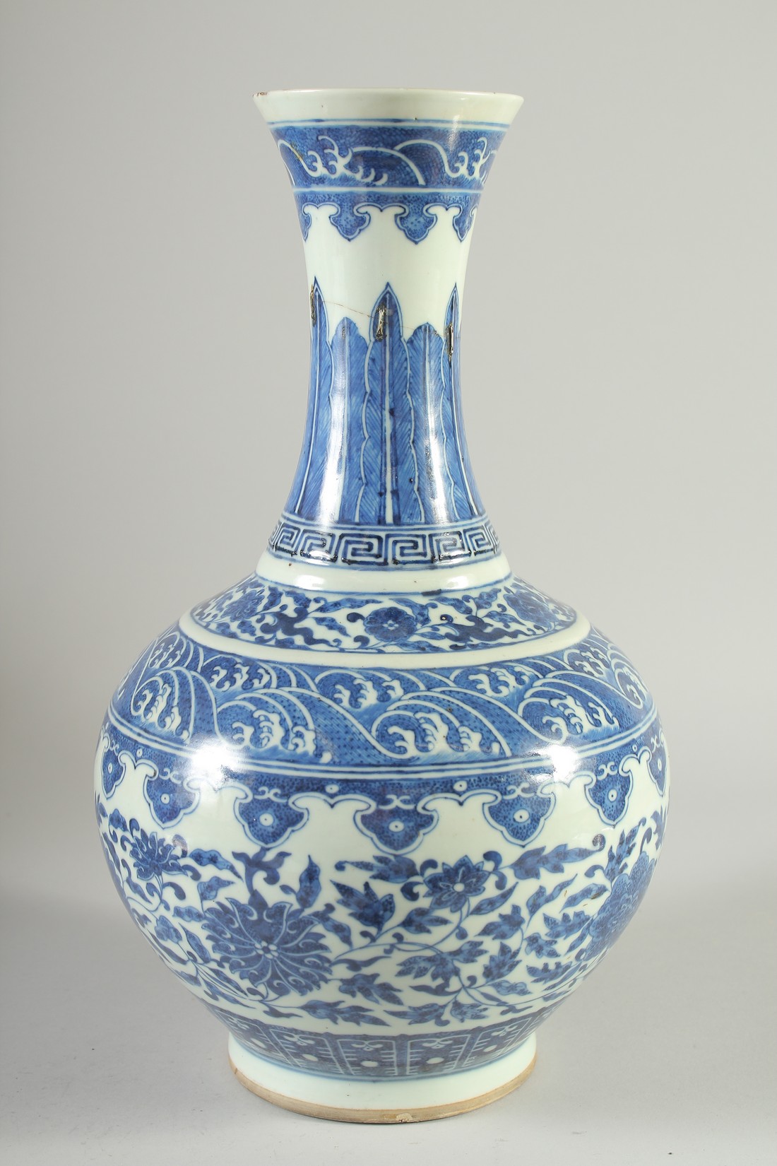 A LARGE 19TH CENTURY CHINESE BLUE AND WHITE PORCELAIN VASE, painted with bands of floral motifs with - Image 4 of 7