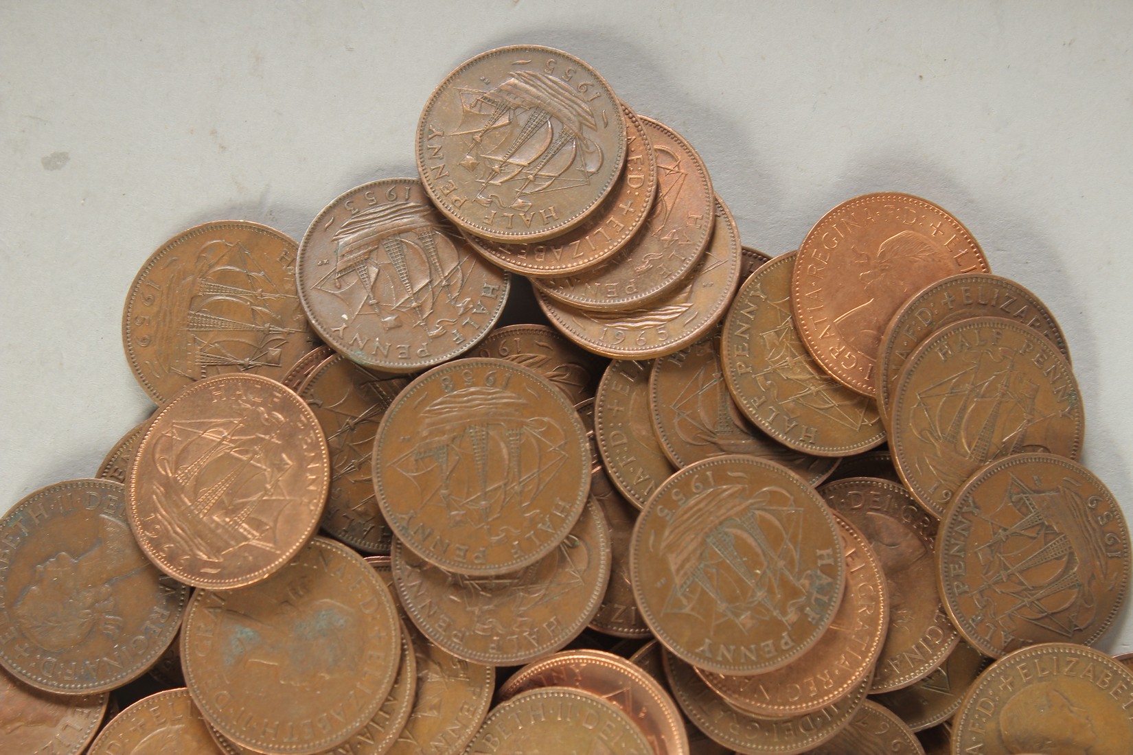 A BAG OF ONE HUNDRED AND TWENTY THREE HALF PENNIES, mostly Elizabeth II. - Image 5 of 6