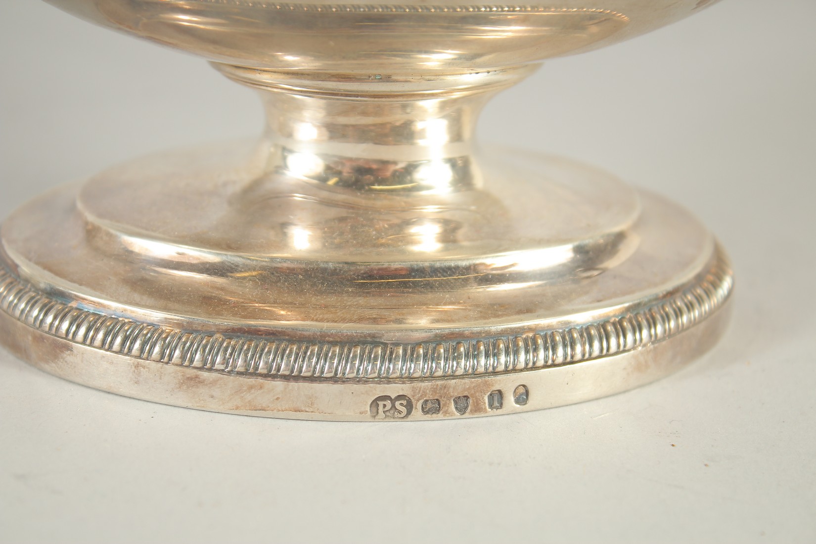 A GEORGE III OVAL SILVER SAUCE TUREEN AND COVER by PAUL STORR with gadrooned edges and ring handles. - Image 3 of 4