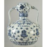 A CHINESE BLUE AND WHITE TWIN HANDLED GARLIC HEAD VASE. 20cm high.