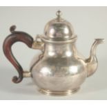 A RARE GEORGE 1st SILVER GLOBULAR TEA POT AND COVER with wooden handle London 1725. Maker, George