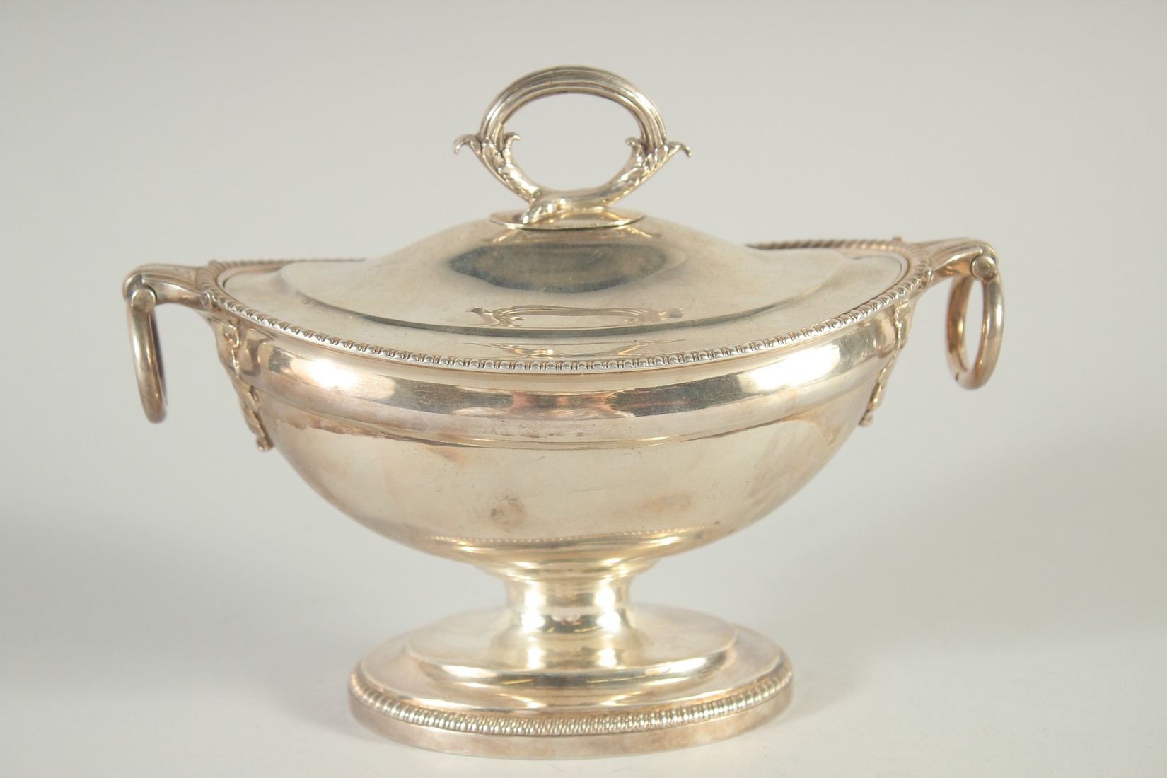 A GEORGE III OVAL SILVER SAUCE TUREEN AND COVER by PAUL STORR with gadrooned edges and ring handles. - Image 2 of 4