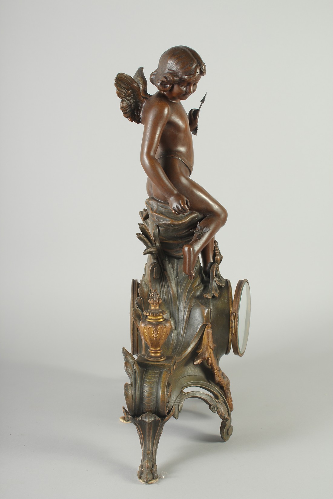 A 19TH CENTURY FRENCH SPELTER FIGURAL MANTLE CLOCK with eight day movement, floral painted porcelain - Image 4 of 5