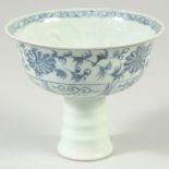 A CHINESE BLUE AND WHITE STEM CUP. 4ins diameter.