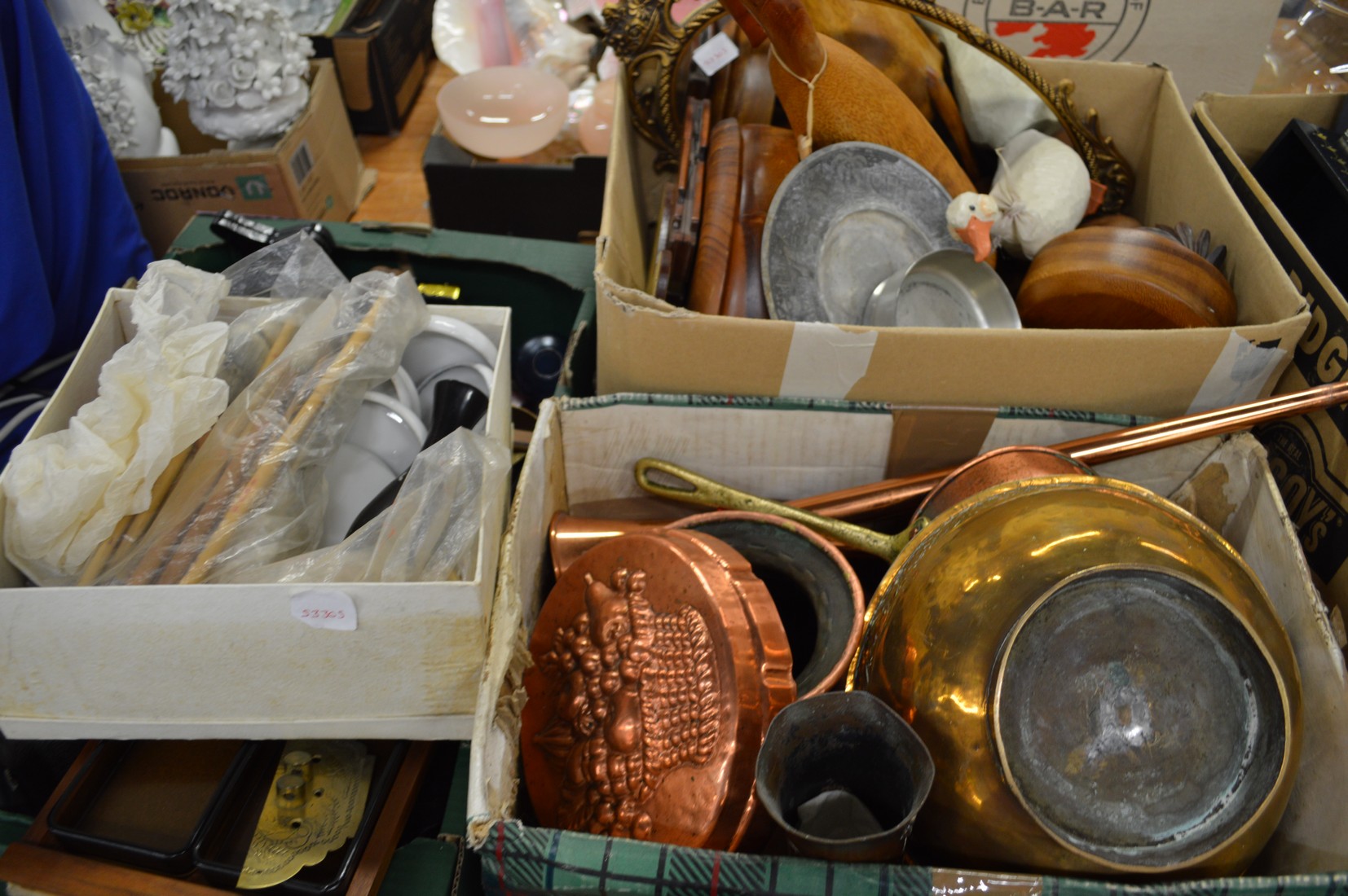 A large collection of miscellaneous collectables. - Image 2 of 3