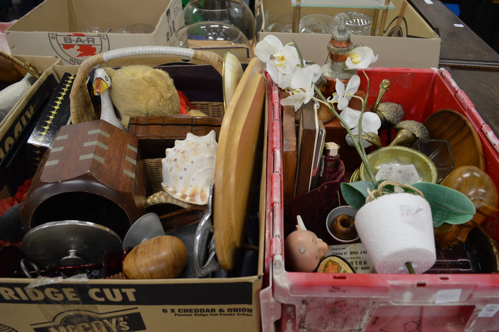 A large collection of miscellaneous collectables.