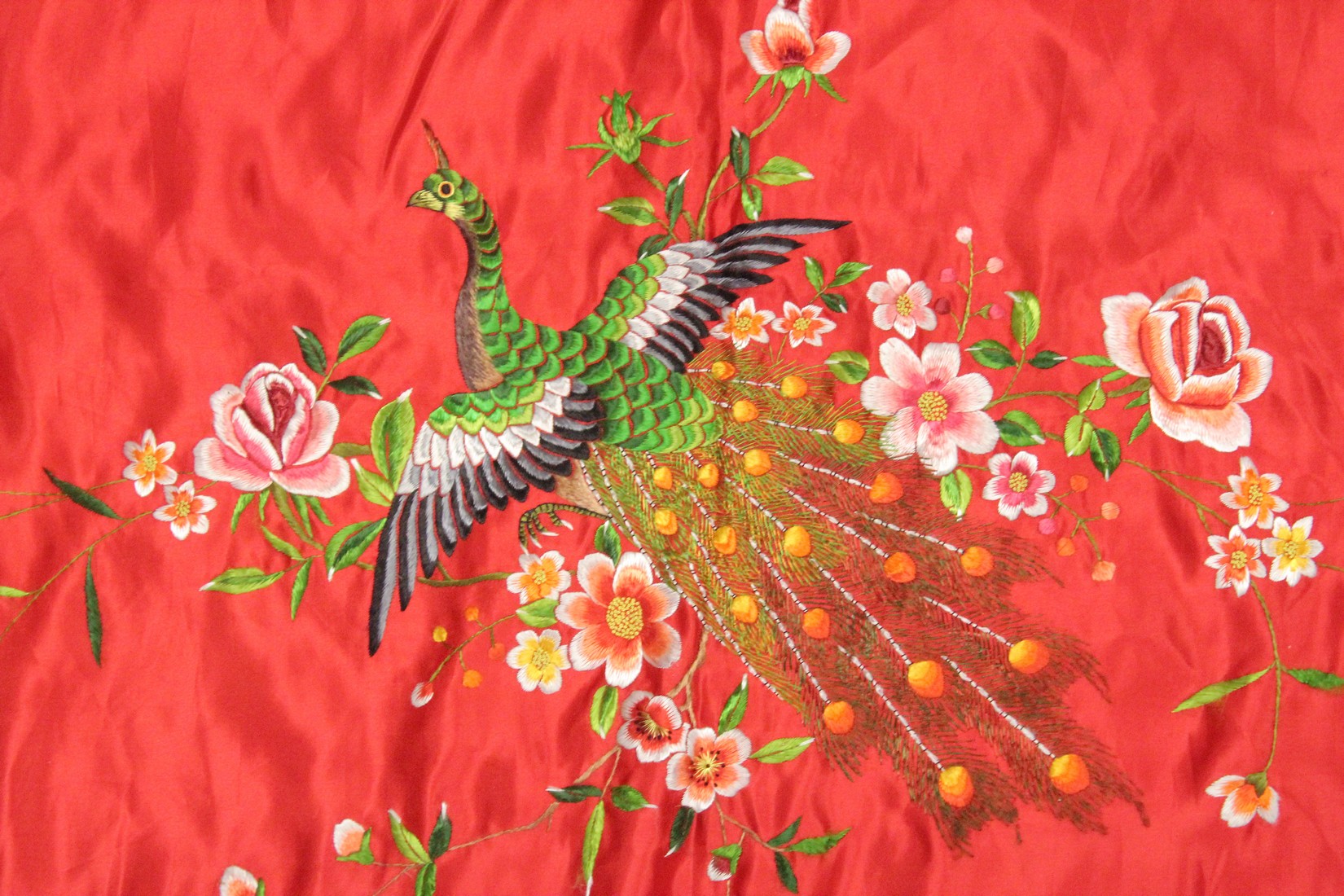 A LARGE CHINESE EMBROIDERED SILK TABLECLOTH. - Image 2 of 6