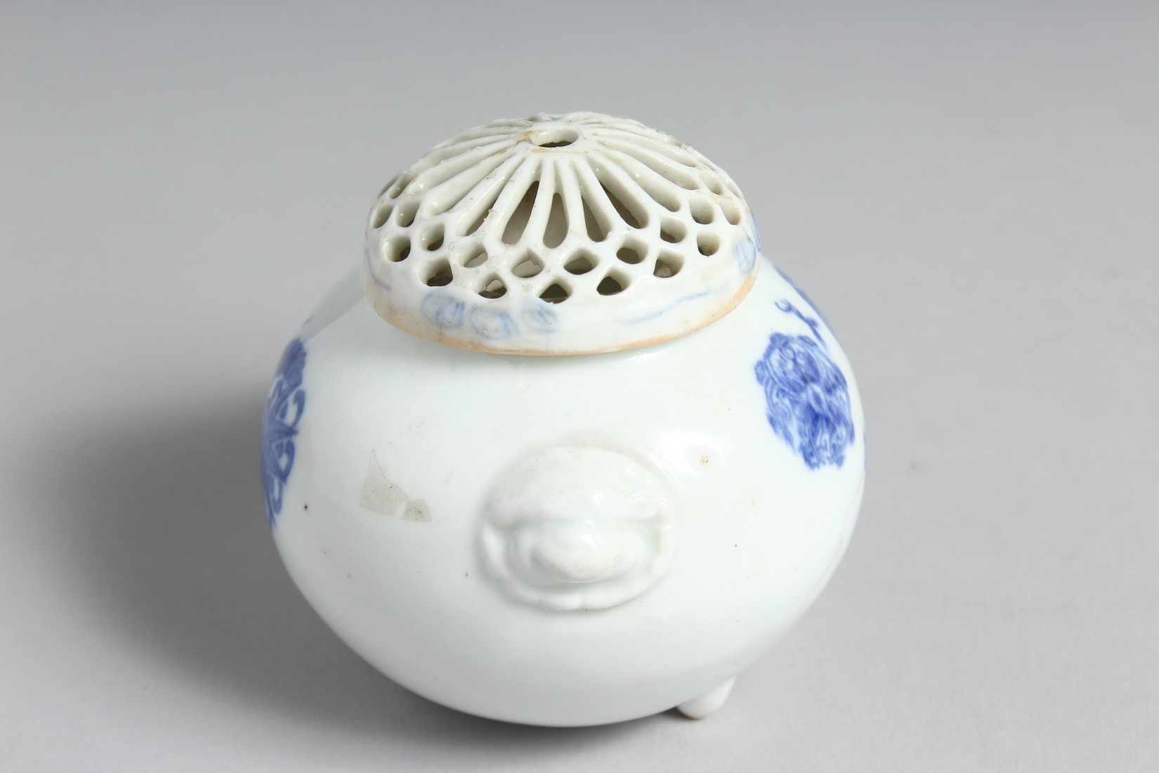A JAPANESE HIRADO BLUE AND WHITE PORCELAIN TRIPOD KORO AND COVER, with twin-moulded handles. 9.5cm - Image 4 of 7