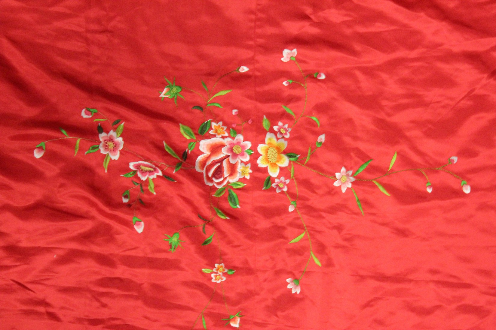 A LARGE CHINESE EMBROIDERED SILK TABLECLOTH. - Image 3 of 6