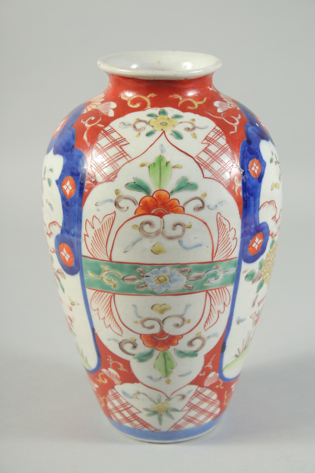 A JAPANESE IMARI PORCELAIN VASE, 24cm high. - Image 3 of 5