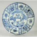 A LARGE CHINESE EXPORT BLUE AND WHITE PORCELAIN 'KRAAK' CHARGER, 44cm diameter.