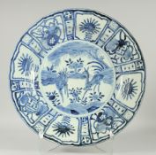 A LARGE CHINESE EXPORT BLUE AND WHITE PORCELAIN 'KRAAK' CHARGER, 44cm diameter.