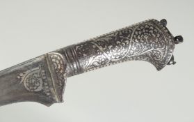 A FINE 18TH CENTURY MUGHAL INDIAN SILVER INLAID PESH KABZ DAGGER, 37cm long.