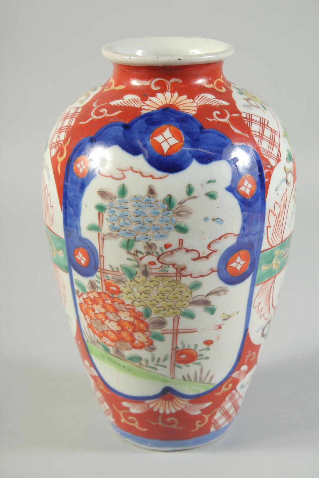 A JAPANESE IMARI PORCELAIN VASE, 24cm high.