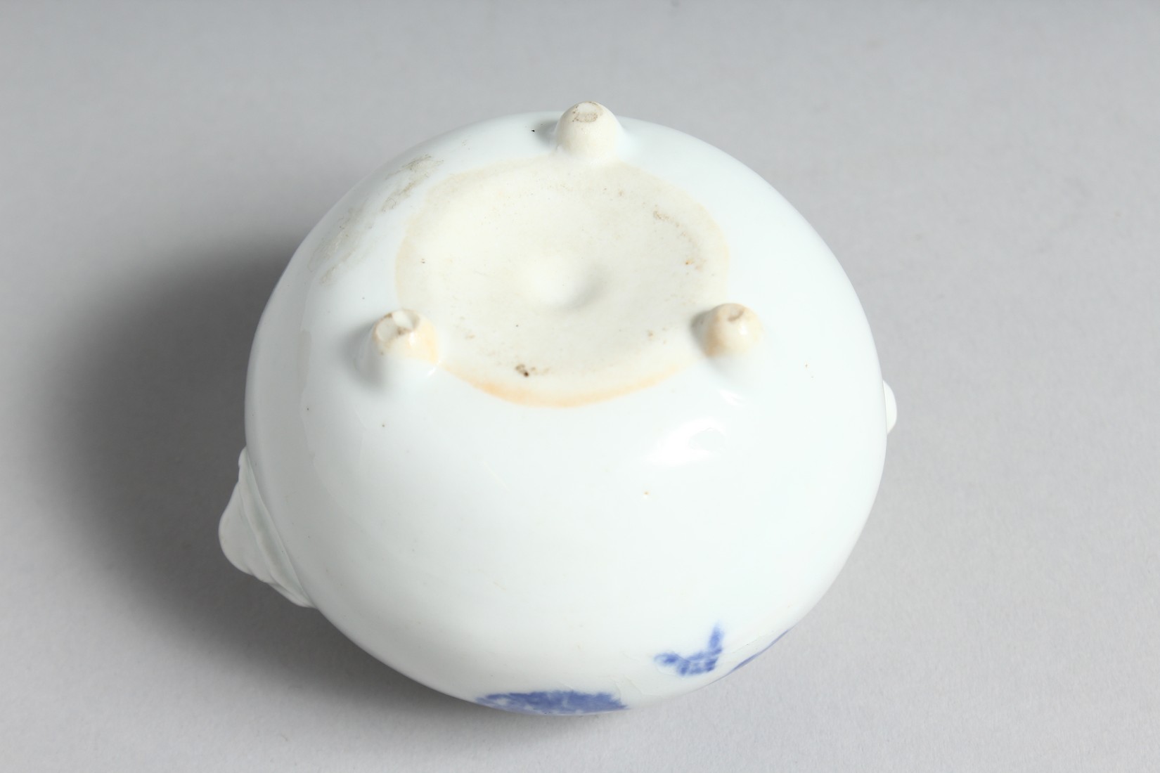 A JAPANESE HIRADO BLUE AND WHITE PORCELAIN TRIPOD KORO AND COVER, with twin-moulded handles. 9.5cm - Image 7 of 7