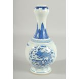 AN EARLY 20TH CENTURY CHINESE BLUE AND WHITE PORCELAIN VASE, decorated with a circular panel of a