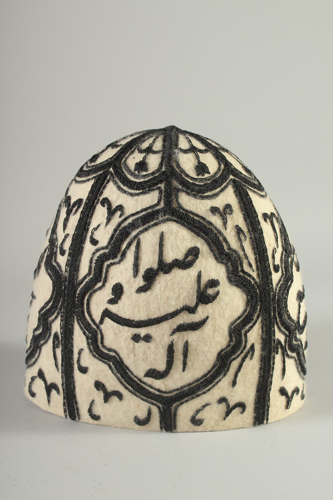 A 20TH CENTURY EMBROIDERED DERVISH HAT. - Image 4 of 6