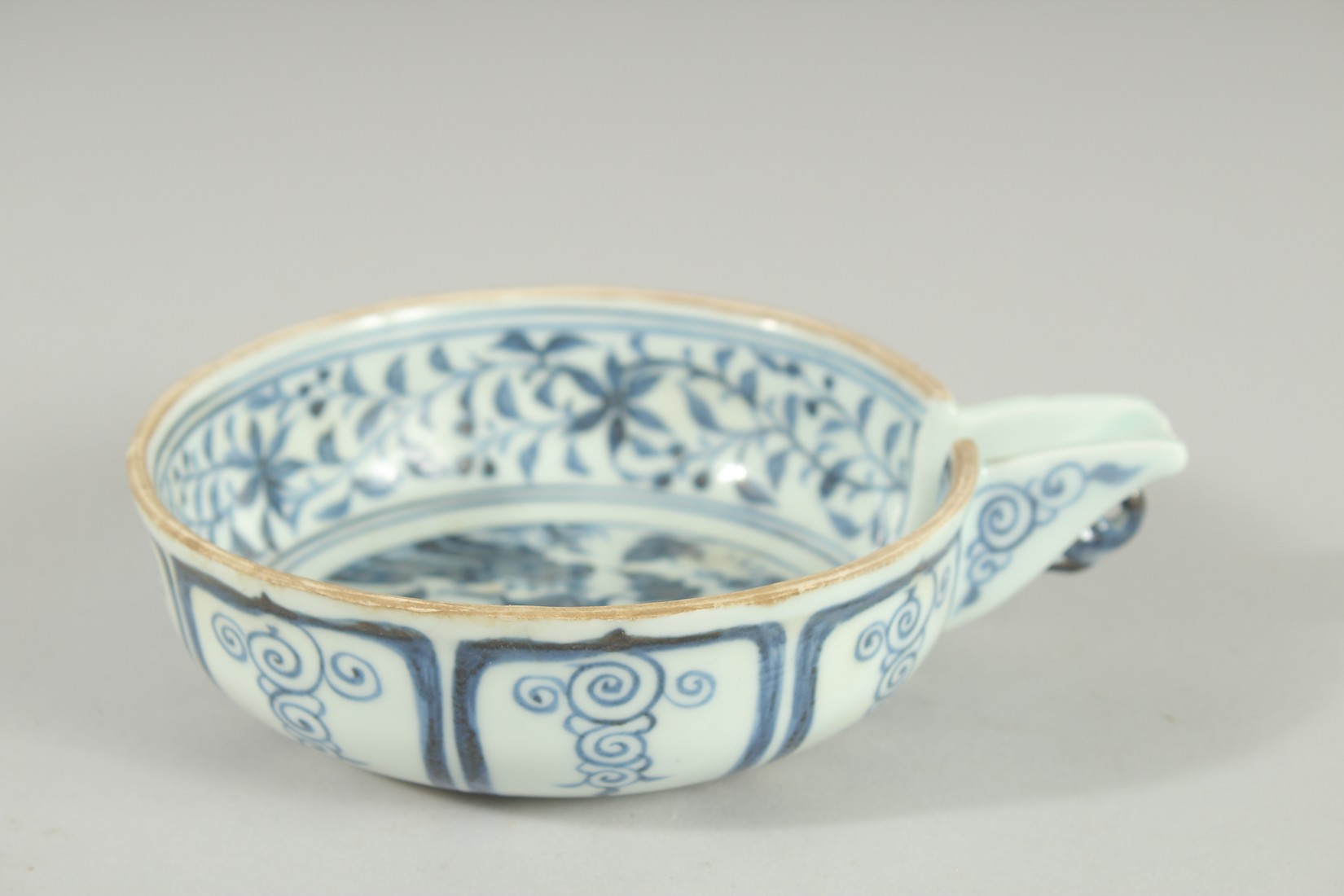 A CHINESE BLUE AND WHITE PORCELAIN OIL CUP, painted with a rabbit, 13cm diameter (excluding spout). - Image 2 of 4