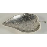 A VERY FINE LARGE 19TH CENTURY - EARLY 20TH CENTURY THAI NIELLO SILVER LEAF SHAPE DISH, 23cm long.