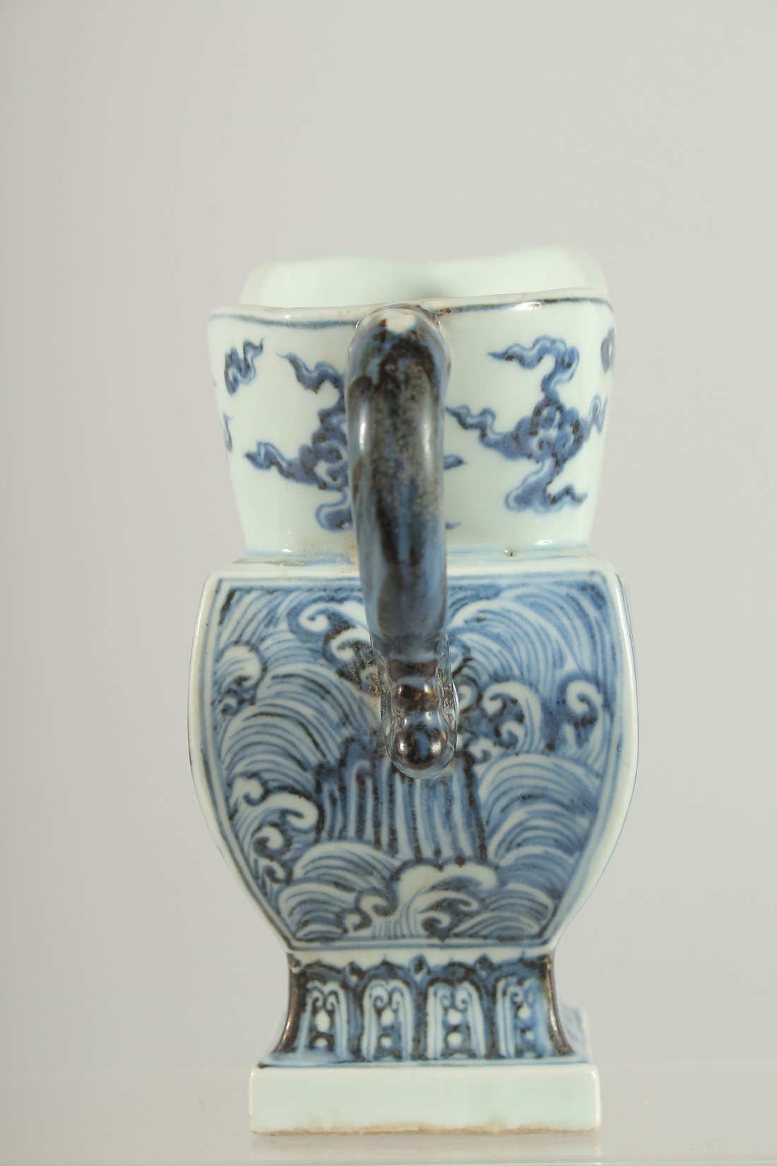A CHINESE BLUE AND WHITE PORCELAIN JUG, with panels of stylised waves, 16.5cm high. - Image 4 of 6