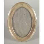 AN IRAQI NIELLO SILVER OVAL PICTURE FRAME, with inscription and hallmarks, 17cm x 13cm.