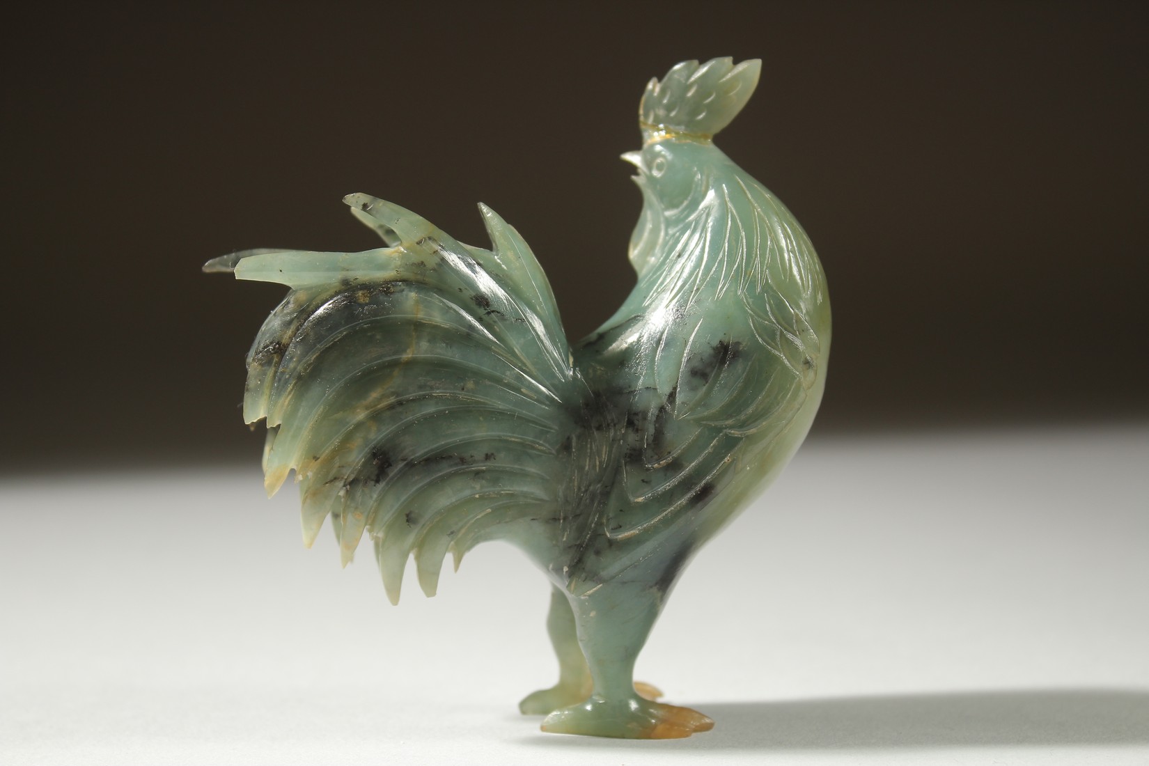 A CARVED JADE FIGURE OF A COCKEREL on a wooden stand, 11cm high (on stand). - Image 3 of 5