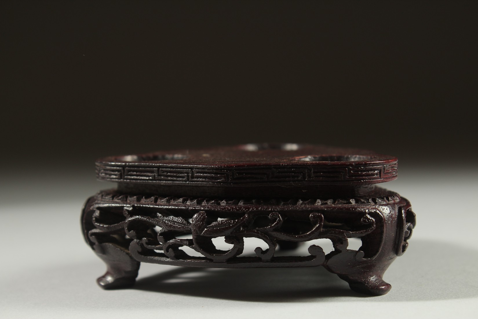 A CARVED JADE KORO AND COVER on a fitted wooden stand, with drop ring twin handles and carved foo - Image 8 of 8