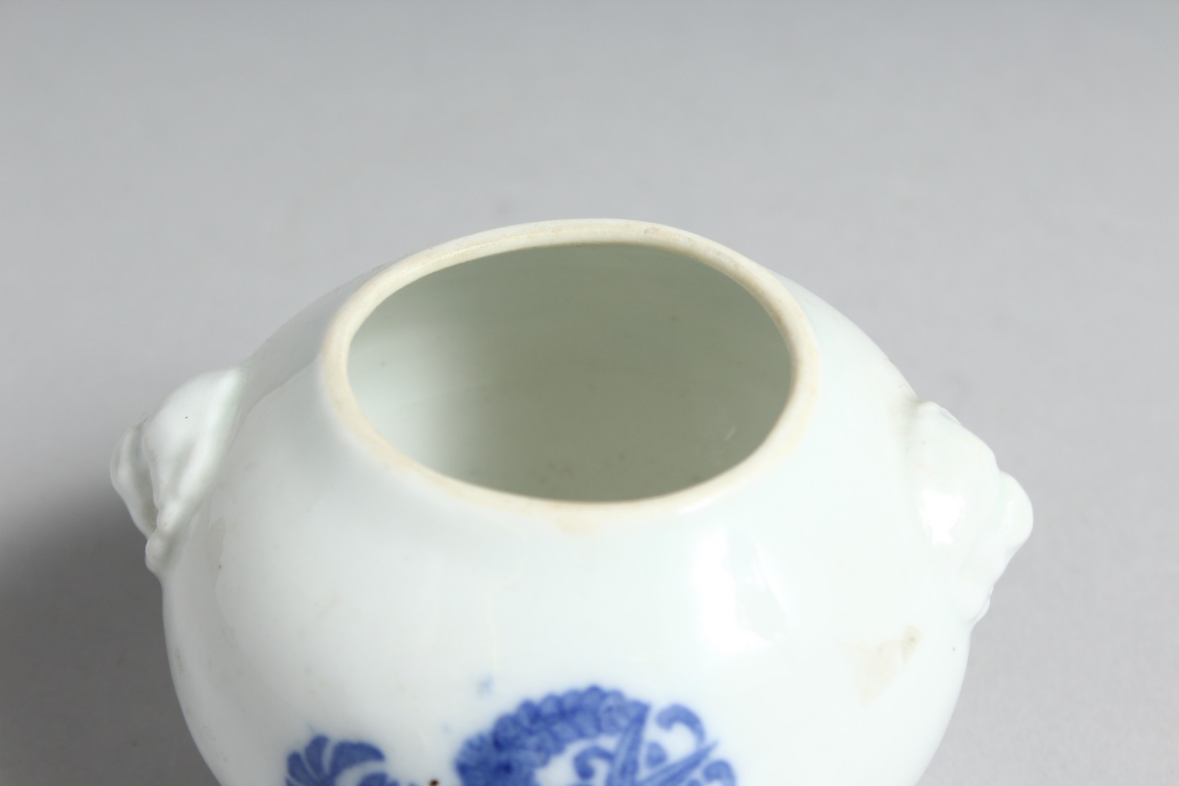 A JAPANESE HIRADO BLUE AND WHITE PORCELAIN TRIPOD KORO AND COVER, with twin-moulded handles. 9.5cm - Image 6 of 7