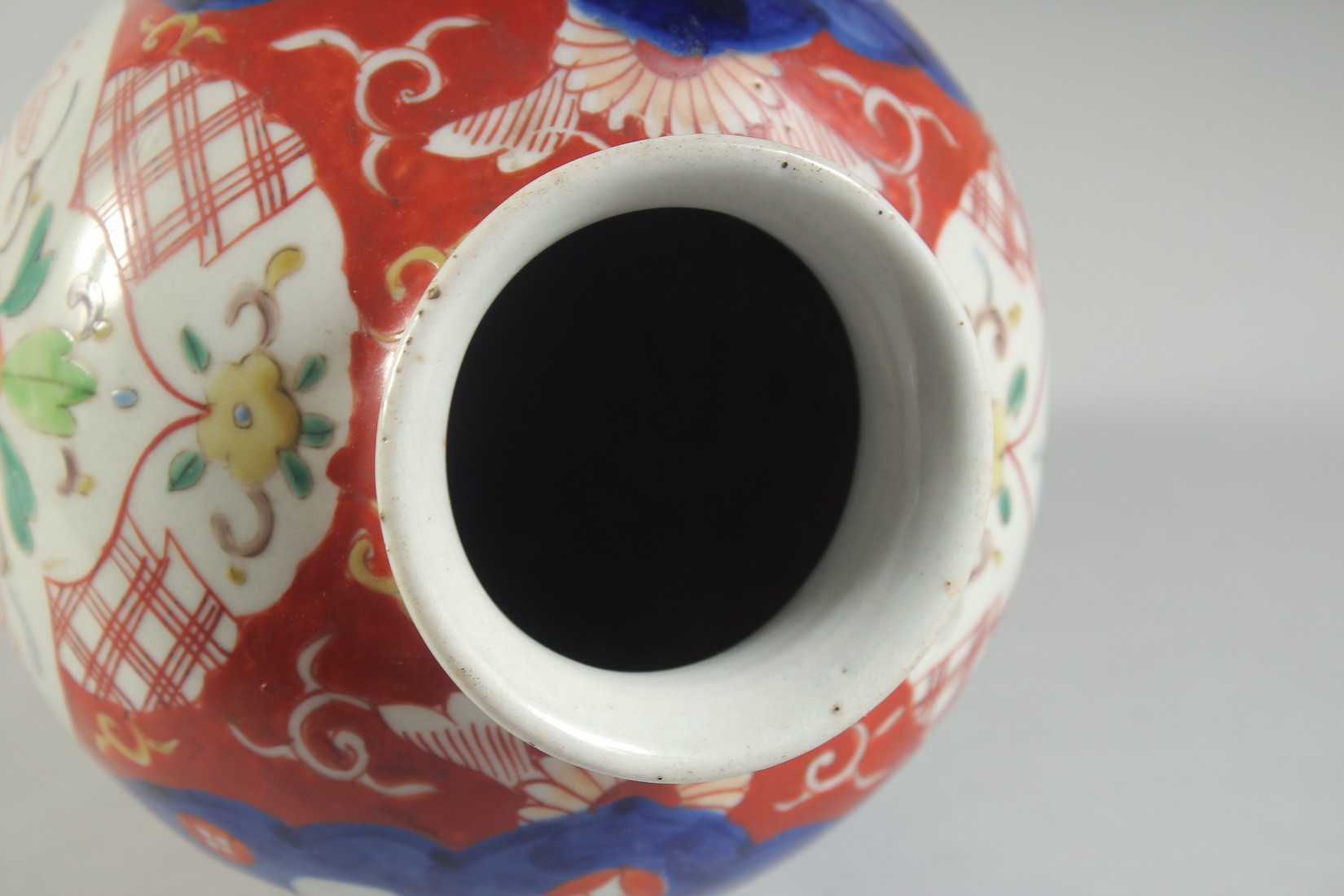 A JAPANESE IMARI PORCELAIN VASE, 24cm high. - Image 4 of 5