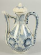 A SMALL CHINESE ISLAMIC MARKET BLUE AND WHITE LIDDED EWER, 12cm high.