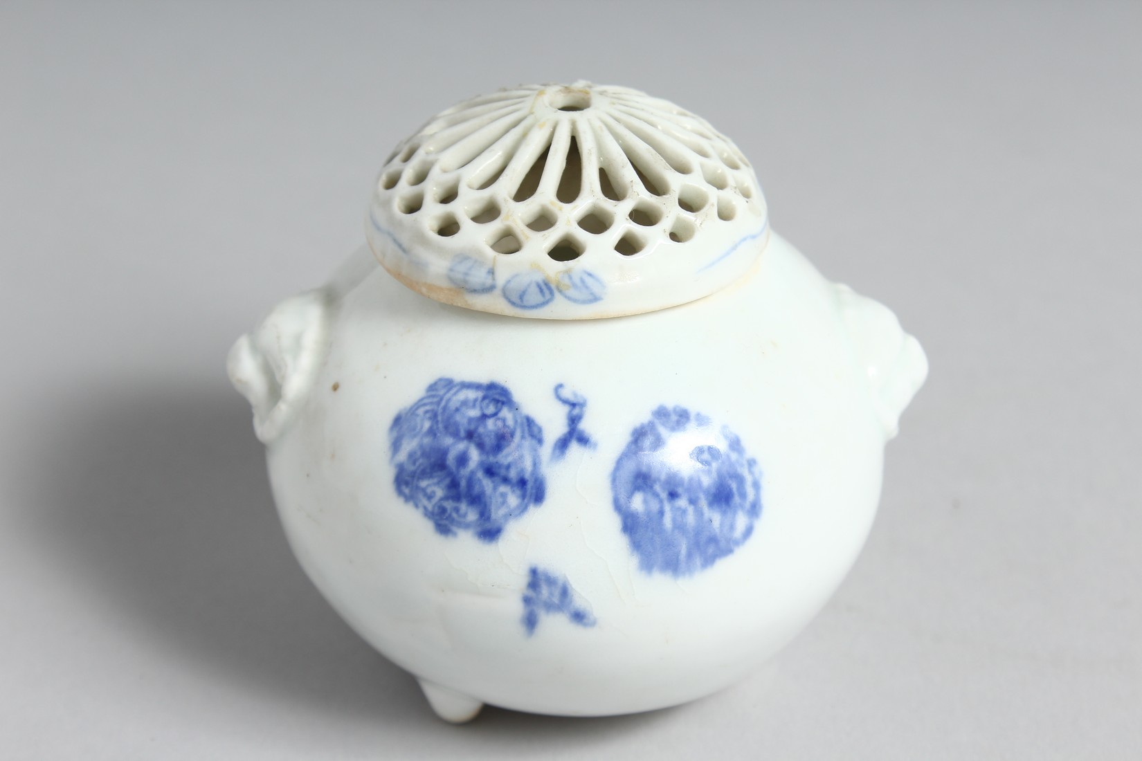 A JAPANESE HIRADO BLUE AND WHITE PORCELAIN TRIPOD KORO AND COVER, with twin-moulded handles. 9.5cm - Image 3 of 7