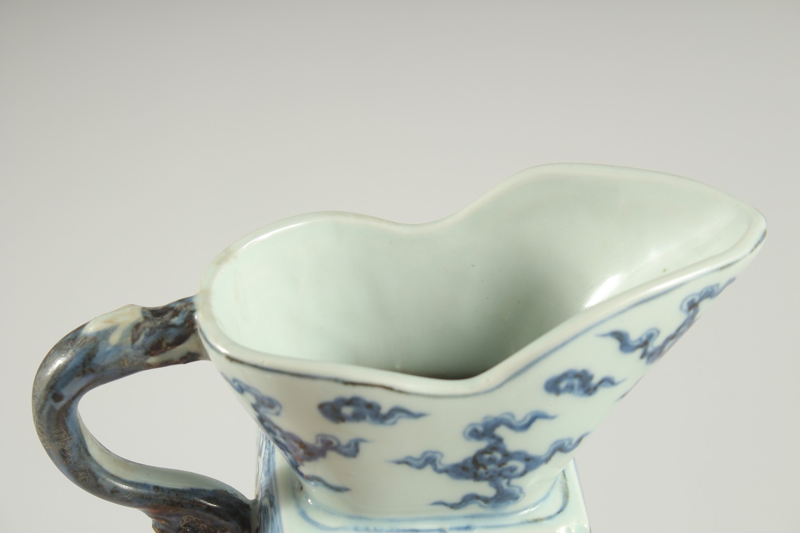 A CHINESE BLUE AND WHITE PORCELAIN JUG, with panels of stylised waves, 16.5cm high. - Image 5 of 6