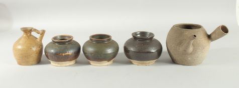 A COLLECTION OF FIVE EARTHENWARE POTTERY ITEMS, (5).