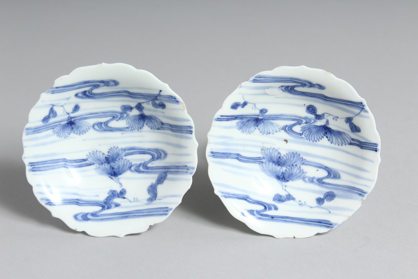 A SMALL PAIR OF JAPANESE HIRADO BLUE AND WHITE PORCELAIN PEDESTAL DISHES. 10cm diameter. - Image 2 of 3