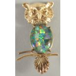 A SMALL GOLD OPAL SET OWL BROOCH.