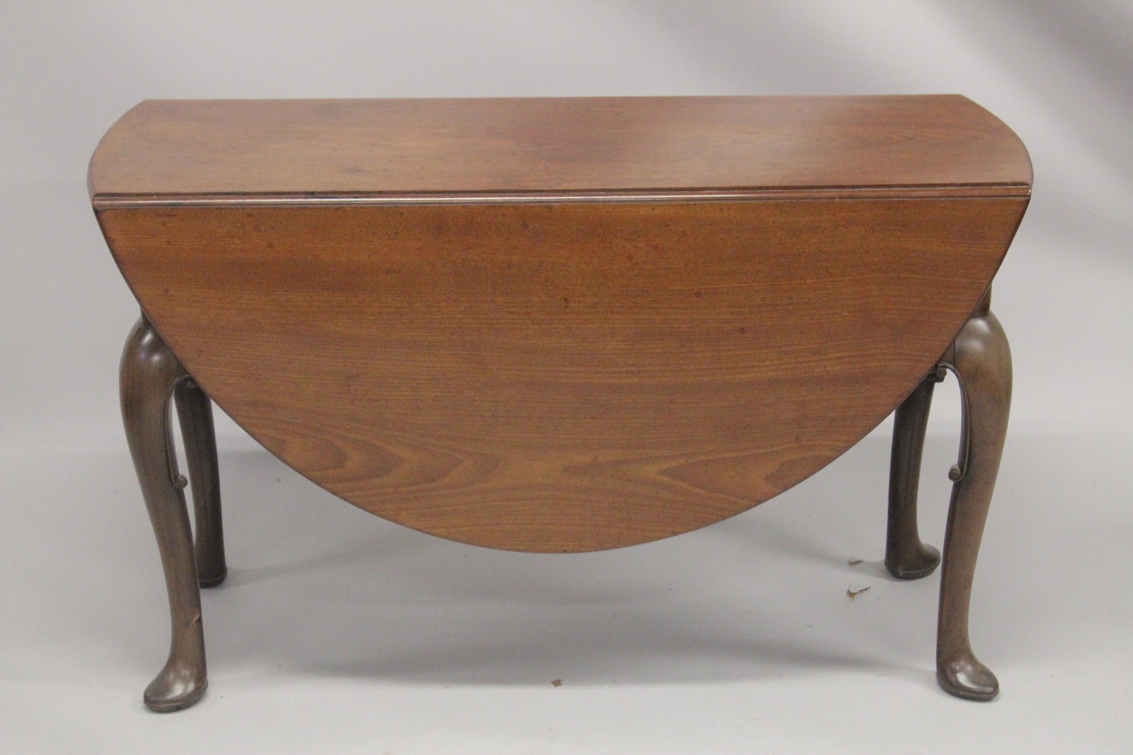 A GOOD GEORGE III MAHOGANY OVAL DROP FLAP DINING TABLE with gate leg action, on cabriole legs ending