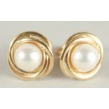 A PAIR OF 9 CT YELLOW GOLD AND PEARL KNOT EAR STUDS.
