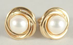 A PAIR OF 9 CT YELLOW GOLD AND PEARL KNOT EAR STUDS.