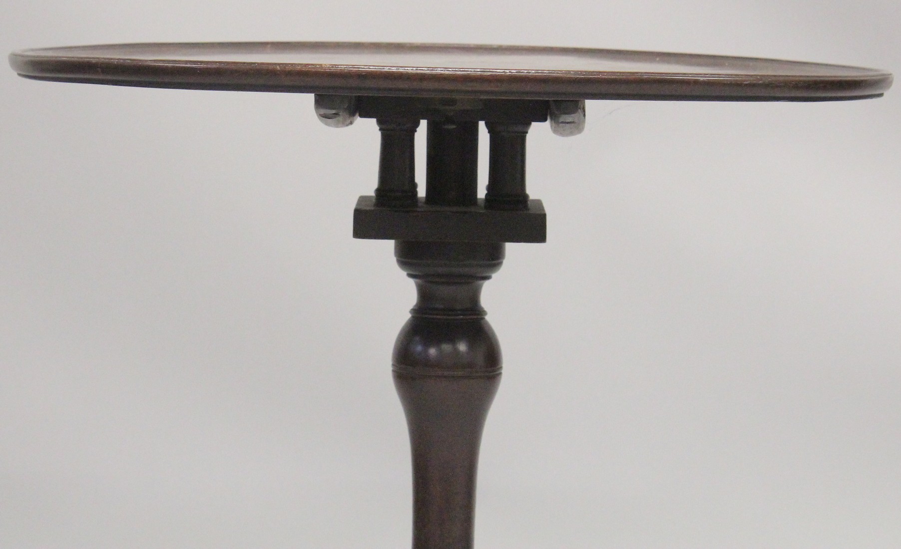 A GEORGIAN MAHOGANY CIRCULAR TRAY TOP TRIPOD TABLE with birdcage support and three pad feet. 2ft - Image 2 of 5