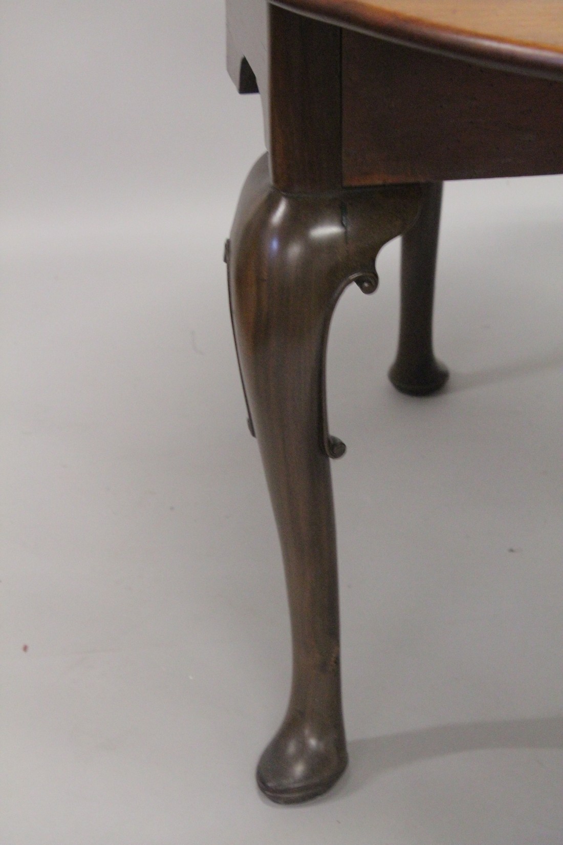 A GOOD GEORGE III MAHOGANY OVAL DROP FLAP DINING TABLE with gate leg action, on cabriole legs ending - Image 3 of 4