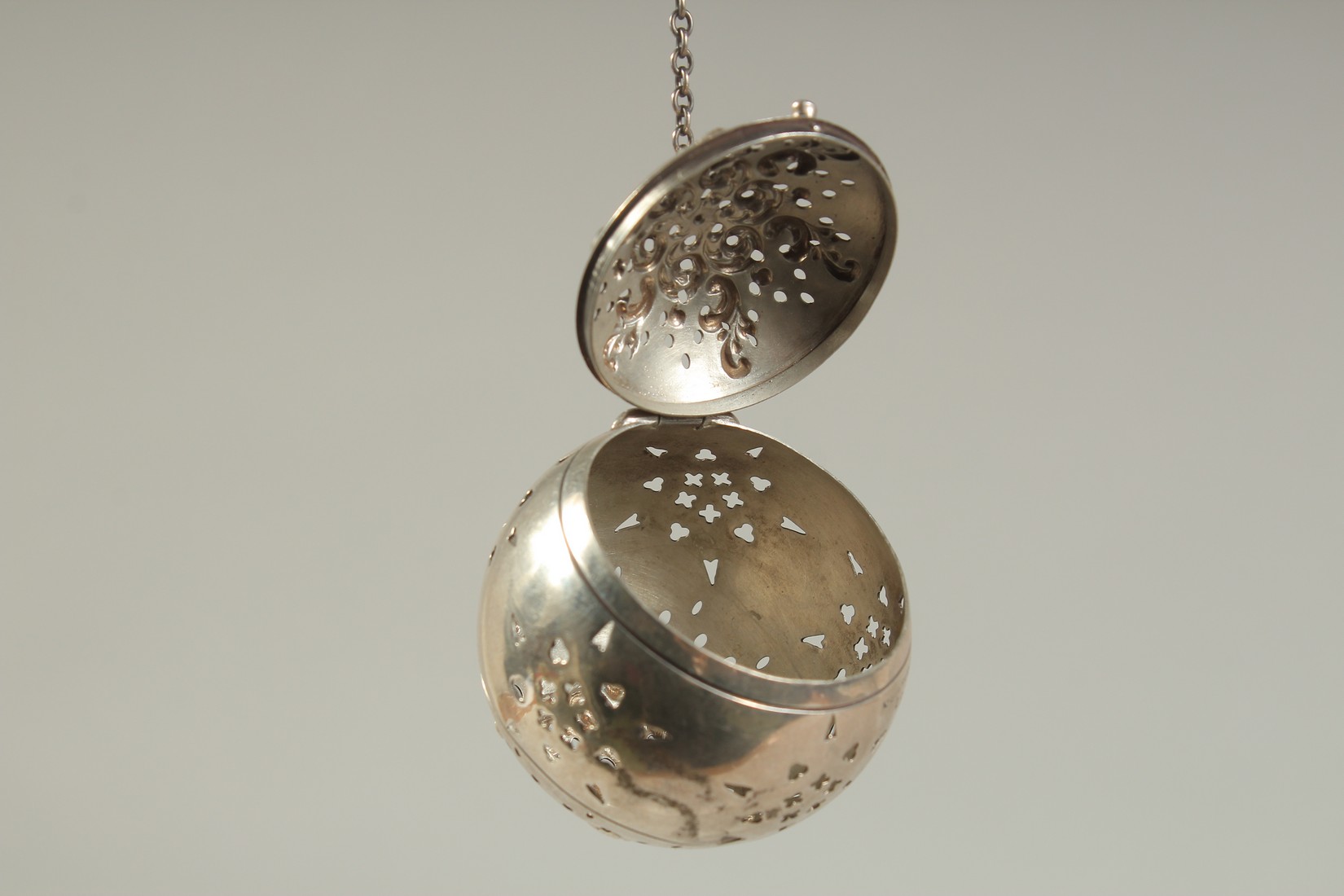 A SILVER GLOBULAR TEA INFUSER on a chain. 1.75ins diameter. - Image 4 of 4