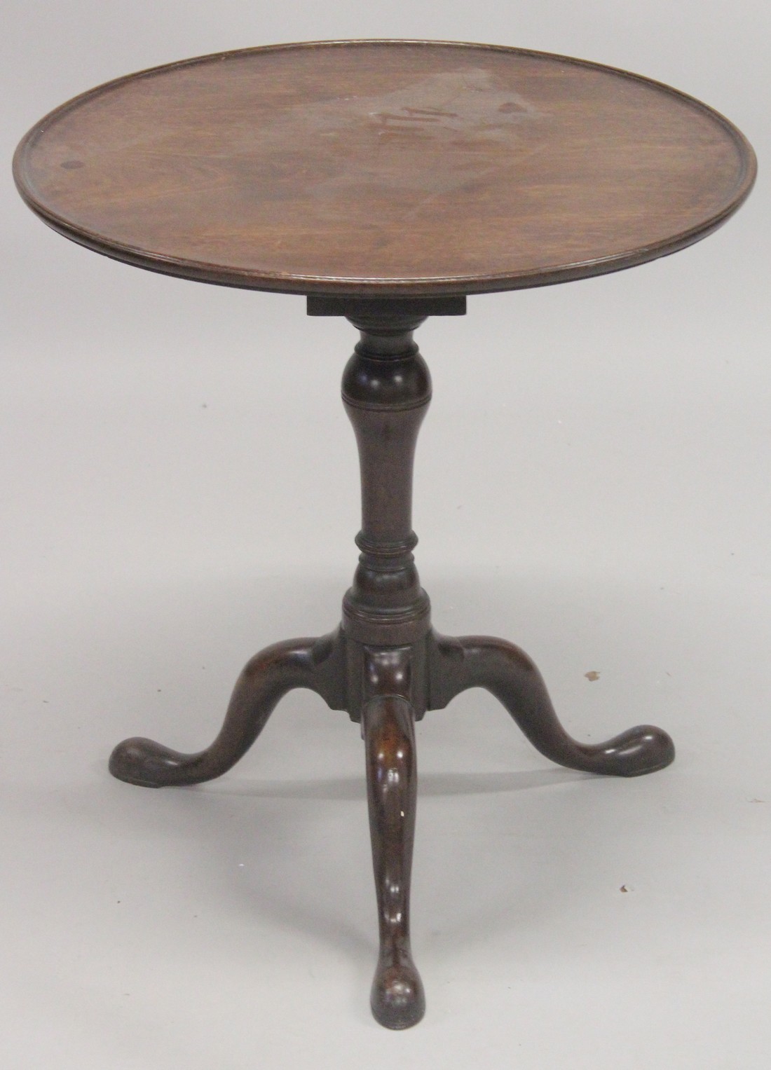 A GEORGIAN MAHOGANY CIRCULAR TRAY TOP TRIPOD TABLE with birdcage support and three pad feet. 2ft