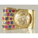 A GOOD 18CT GOLD RUBY, SAPPHIRE AND DIAMOND RETRO STYLE RING.