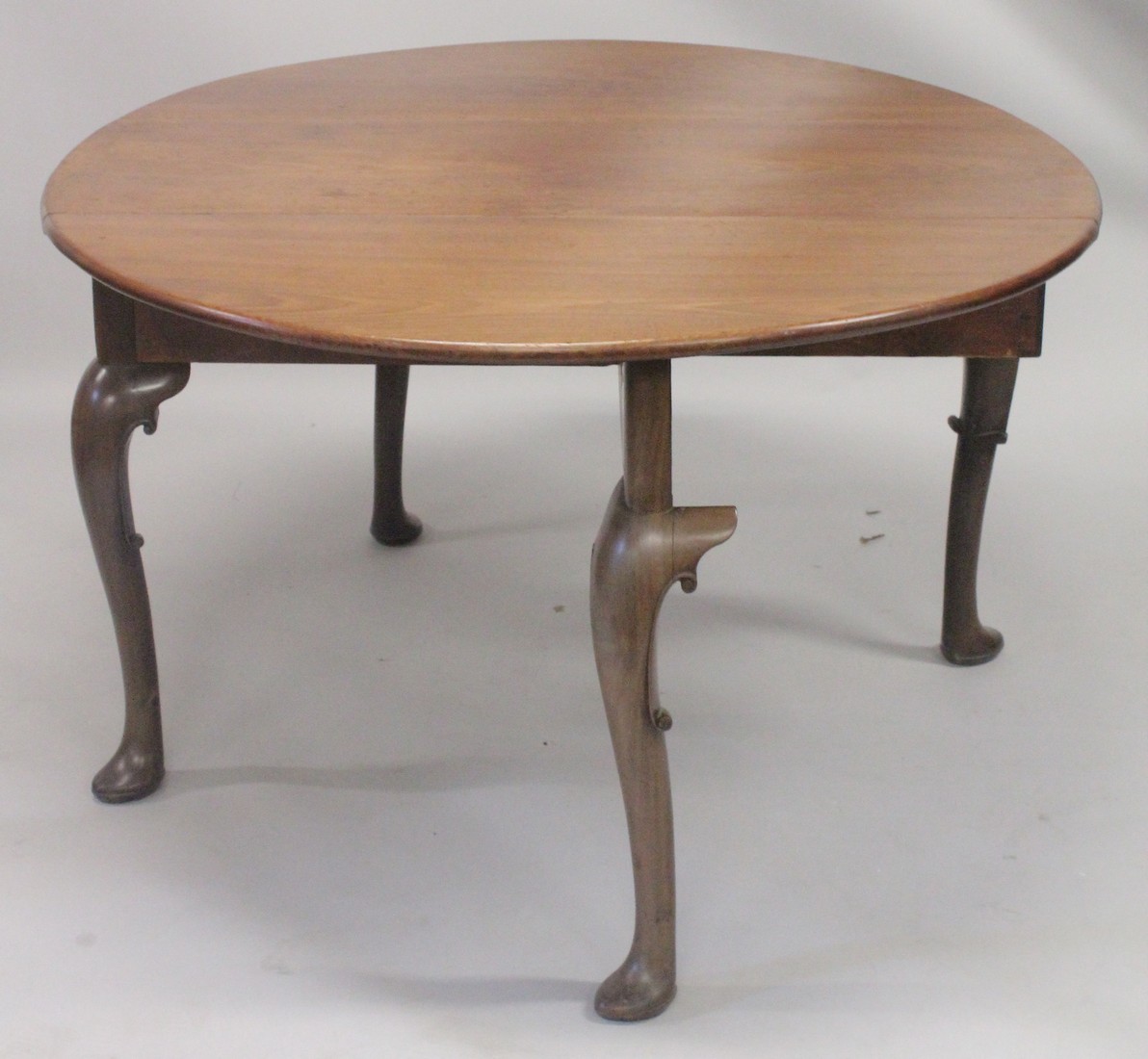 A GOOD GEORGE III MAHOGANY OVAL DROP FLAP DINING TABLE with gate leg action, on cabriole legs ending - Image 2 of 4