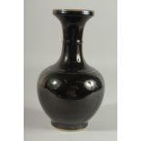 A CHINESE FAMILLE NOIRE BULBOUS VASE, six character mark. 9.5ins high.