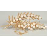 A VERY GOOD 9CT GOLD PEARL DOUBLE LEAF BROOCH.