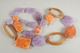 AN AMETHYST AND AGATE CHUNKY BEAD NECKLACE.
