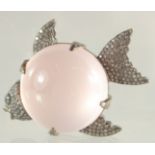 A GOLD DIAMOND AND ROSE QUARTZ FISH BROOCH.