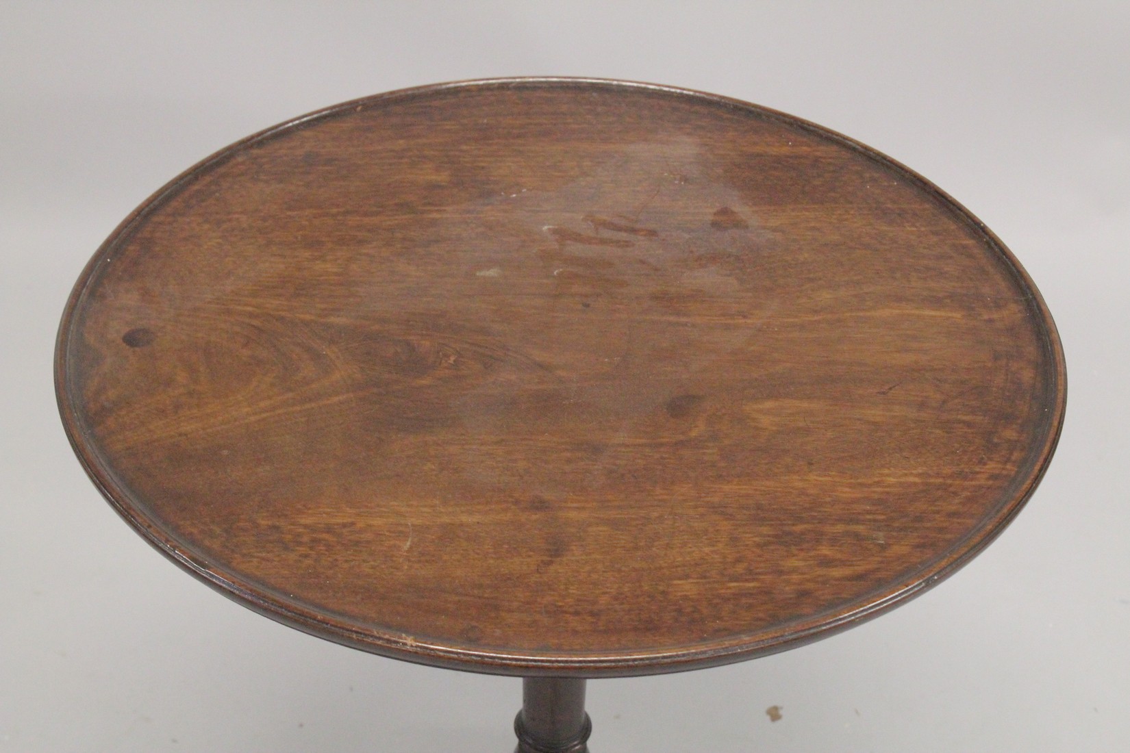 A GEORGIAN MAHOGANY CIRCULAR TRAY TOP TRIPOD TABLE with birdcage support and three pad feet. 2ft - Image 4 of 5