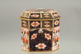 A ROYAL CROWN DERBY PATTERN BOX AND COVER. Pattern 2451